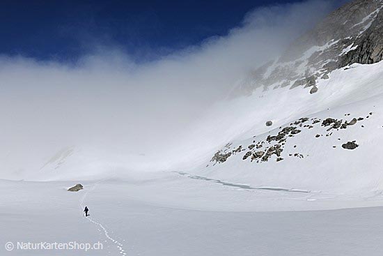Foto:: Mensch auf verschneiter Hochebene (Foto,Fotos,Bilder,Bild,)