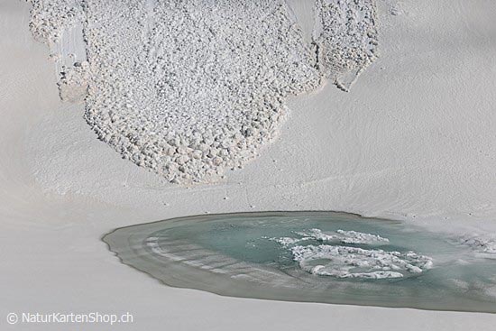 Foto:: Schneerutsch und Bergsee (Foto,Fotos,Bilder,Bild,)