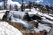 Foto F123385: Wasserfall in Naturlandschaft (Langzeitbelichtung)