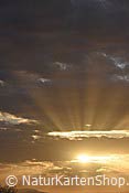 Foto F136006: Lichtstrahlen durchbrechen eine Wolkenschicht